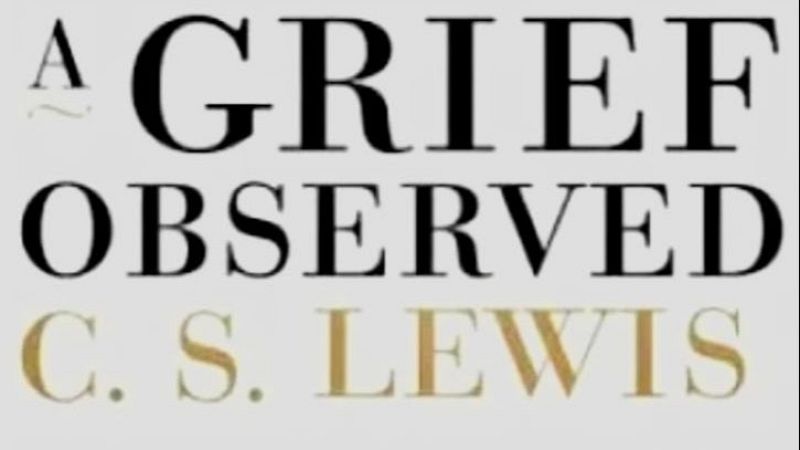 Plano de detalle del dise�o tipogr�fico minimalista de la portada del libro 'A Grief Observed', con el t�tulo en negro y el autor en tono dorado.