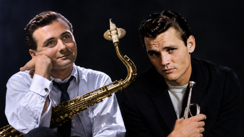 Dos j�venes leyendas del jazz, un saxofonista y un trompetista, posan pensativos con sus instrumentos sobre fondo negro.
