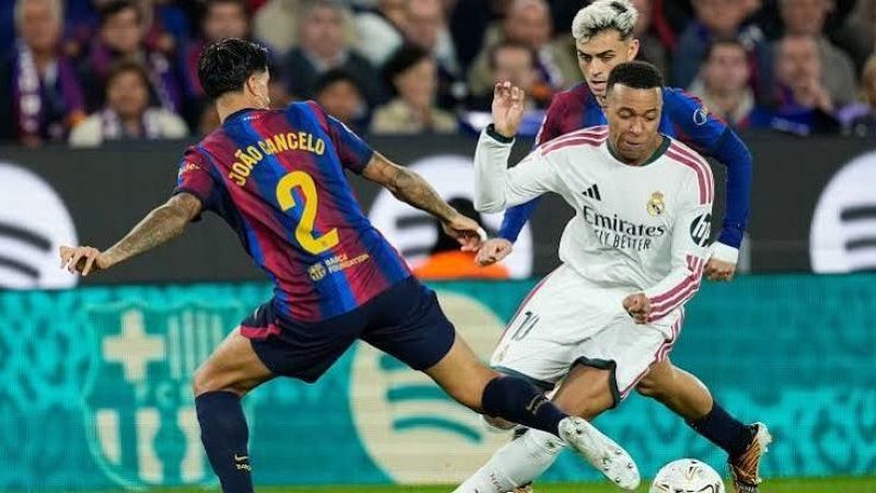 Lucas V�zquez disputa el bal�n con Jo�o Cancelo y Pedri durante un intenso partido de f�tbol sobre el c�sped del estadio.
