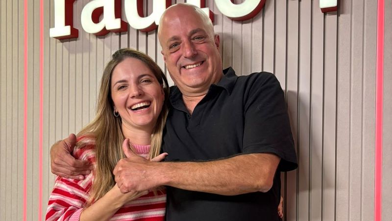 Un hombre con polo negro y una mujer con jersey de rayas posan sonrientes y c�mplices en un estudio.