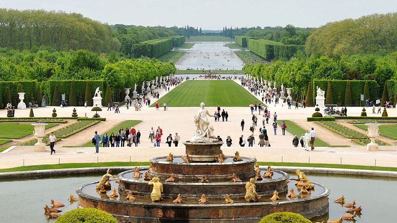 Vista a�rea sim�trica de los Jardines de Versalles con la Fuente de Latona en primer plano y el Gran Canal al fondo.
