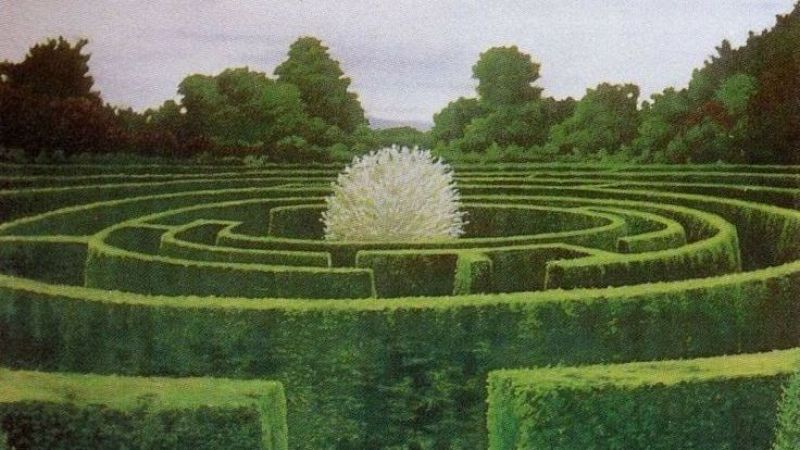 Pintura de un laberinto circular de setos con un �rbol central cubierto de flores blancas y cielo gris.