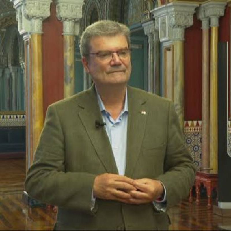 Juan Mari Aburto, alcalde de Bilbao, en el Salón Árabe del Ayuntamiento luciendo chaqueta verde y camisa azul.