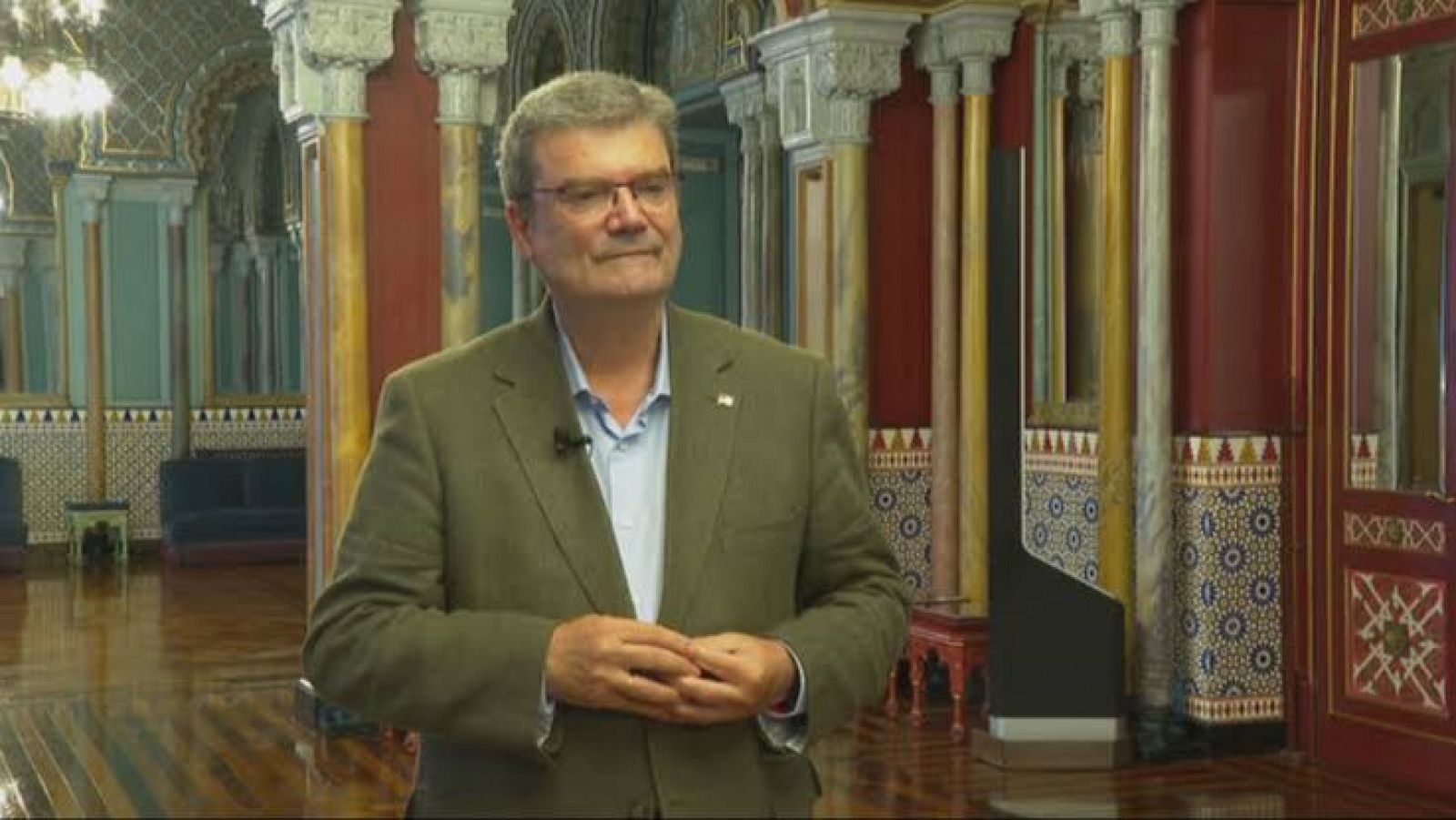 Juan Mari Aburto, alcalde de Bilbao, en el Salón Árabe del Ayuntamiento luciendo chaqueta verde y camisa azul.