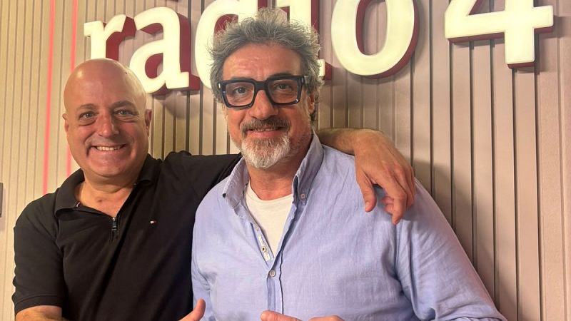 Dos hombres sonr�en juntos en un estudio de radio con el logotipo de 'r�dio 4' al fondo.