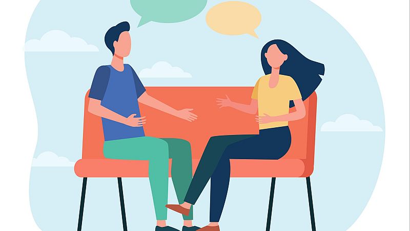 Pareja conversando en un banco bajo un cielo azul con nubes. El hombre y la mujer gesticulan con las manos y tienen burbujas de di�logo.