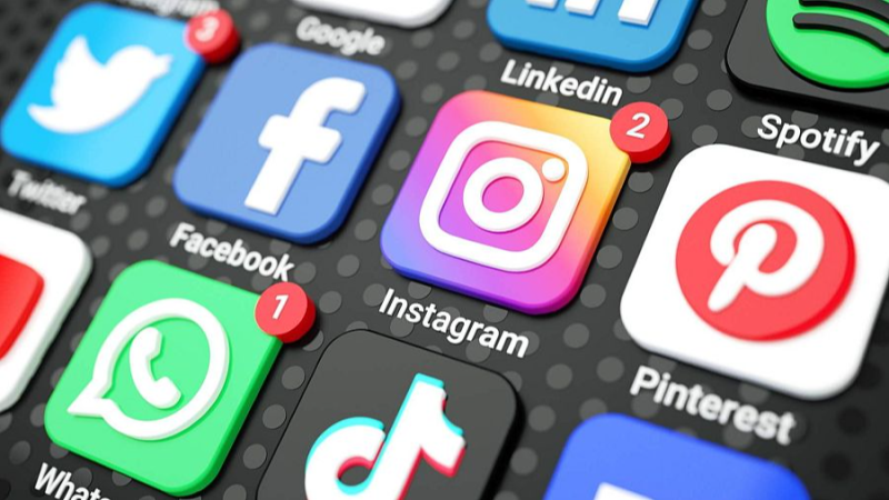 Composici�n tridimensional con iconos volum�tricos de aplicaciones y redes sociales populares sobre fondo oscuro.
