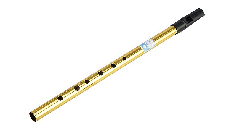 Tin whistle con cuerpo cil�ndrico de metal dorado, seis agujeros, etiqueta celeste y blanca de afinaci�n en Re, y boquilla negra sobre fondo blanco.