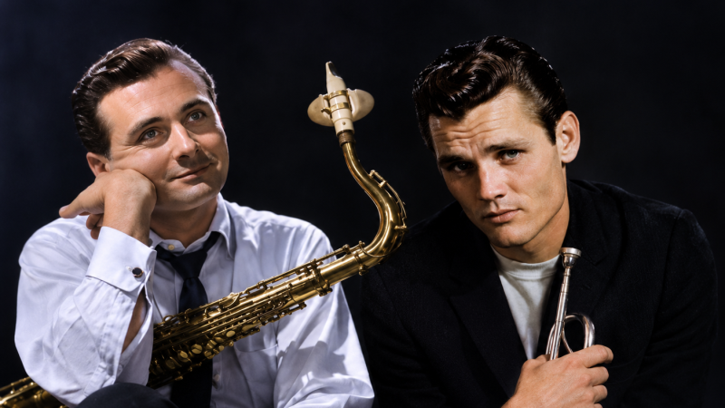 Retrato de estudio en plano medio de dos m�sicos de jazz posando con sus instrumentos, un saxof�n y una trompeta, sobre fondo negro.