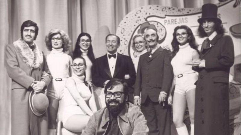 Chicho Iba�ez Serrador, director de Un, Dos, Tres con el equipo del programa