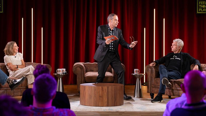 Toni Clap�s durant el primer programa de 'Cervells M�nims' amb Ada Parellada i Carles Sans com a primers convidats.