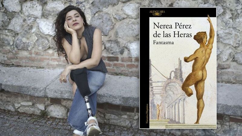 Retrato de la escritora Nerea Pérez de las Heras junto a la portada de su novela 'Fantasma' de Alfaguara.