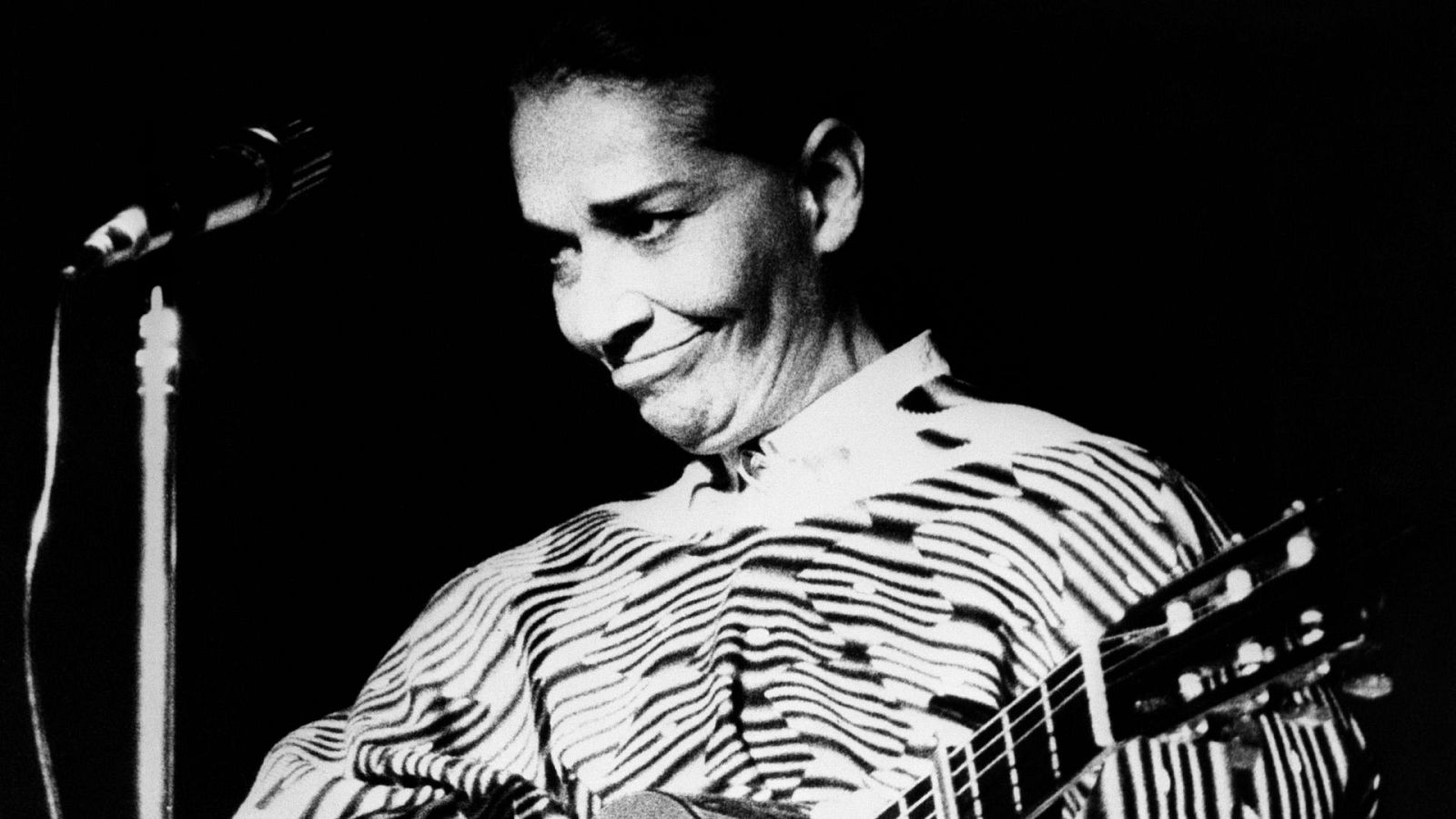 La noche en vela - Mujeres - Chavela Vargas, la chamana del poncho rojo - La noche en vela | Escuchar