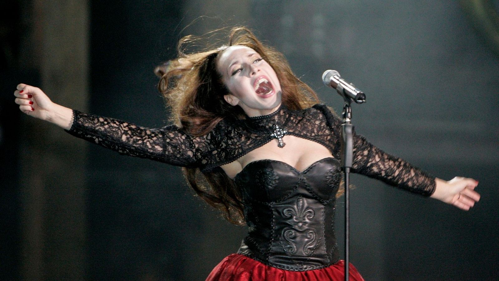 Las mañanas de RNE - Mónica Naranjo se pasa al sonido electro-rock para celebrar sus 40 años - Escuchar ahora