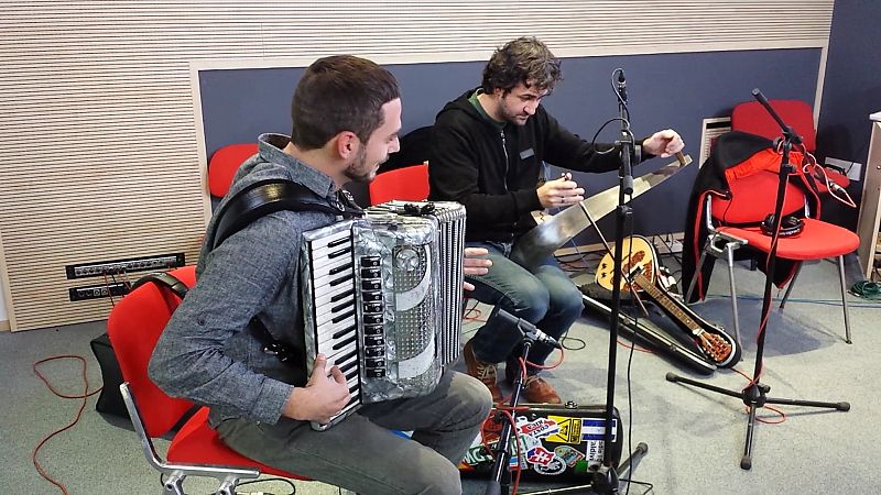 Las mañanas de RNE - Fetén Fetén toca en directo con un serrucho