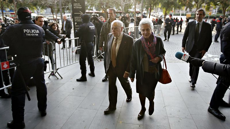 Boletines RNE - Jordi Pujol y Marta Ferrusola prestan declaración - 27/01/15 - Escuchar ahora