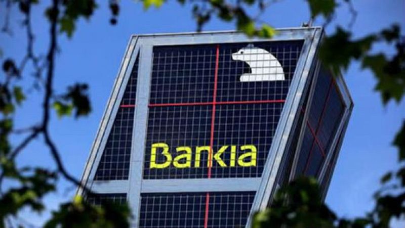 Boletines RNE - El juez Andréu imputa a 78 exdirectivos de Bankia por las tarjetas black  - 28/01/15