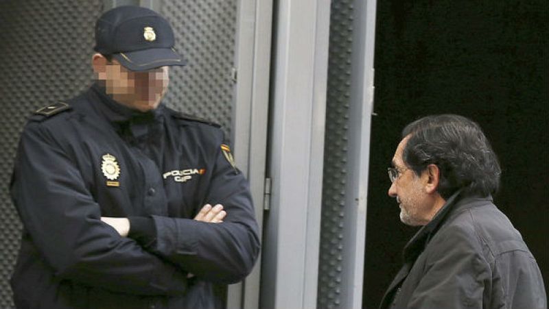 Boletines RNE - 21 imputados por las tarjetas black deberán pagar 4,3 millones de euros - 27/02/15 - Escuchar ahora