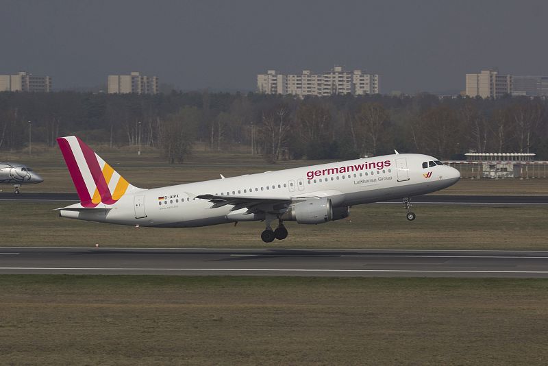 Diario de las 2 - 45 personas con apellido español viajaban en el avión siniestrado en Francia - Escuchar ahora
