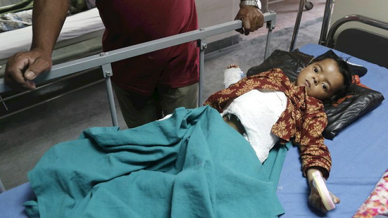 Entre paréntesis - Continúan los esfuerzos para encontrar supervivientes en Nepal - Escuchar ahora