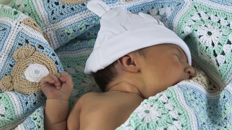 Entre paréntesis - Crece la población por primera vez en cinco años - Escuchar ahora