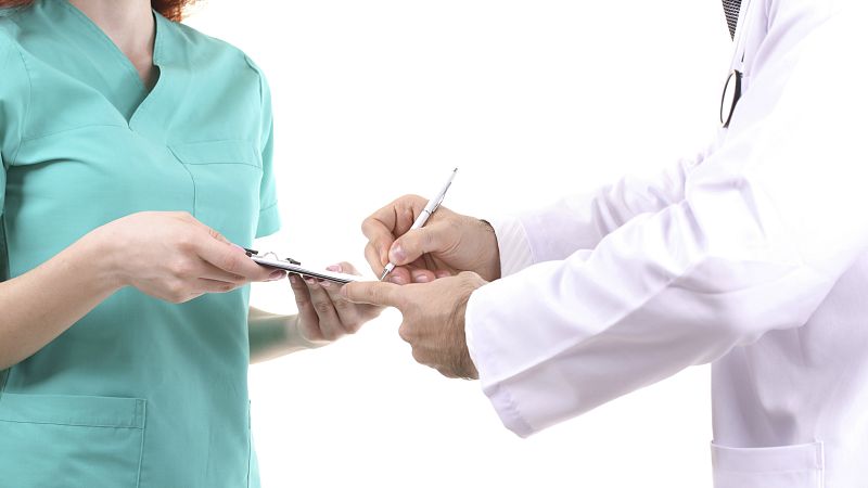 El canto del grillo - Enfermera en apuros - Escuchar ahora