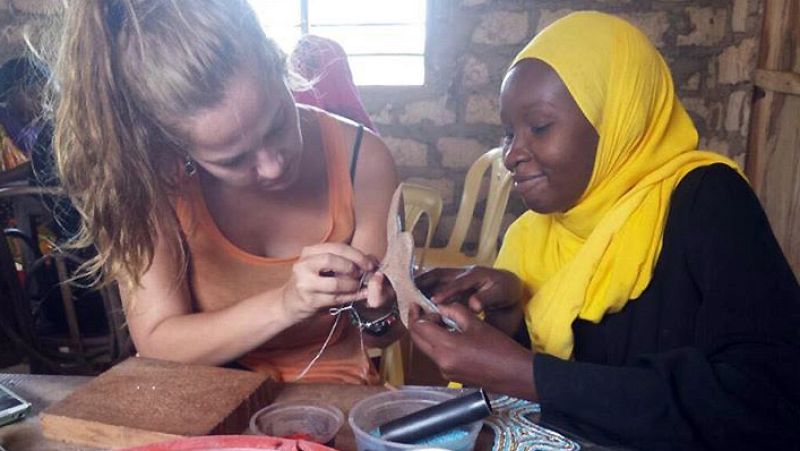 Entre paréntesis - Alma en Pena, sandalias españolas hechas en Kenia - Escuchar ahora
