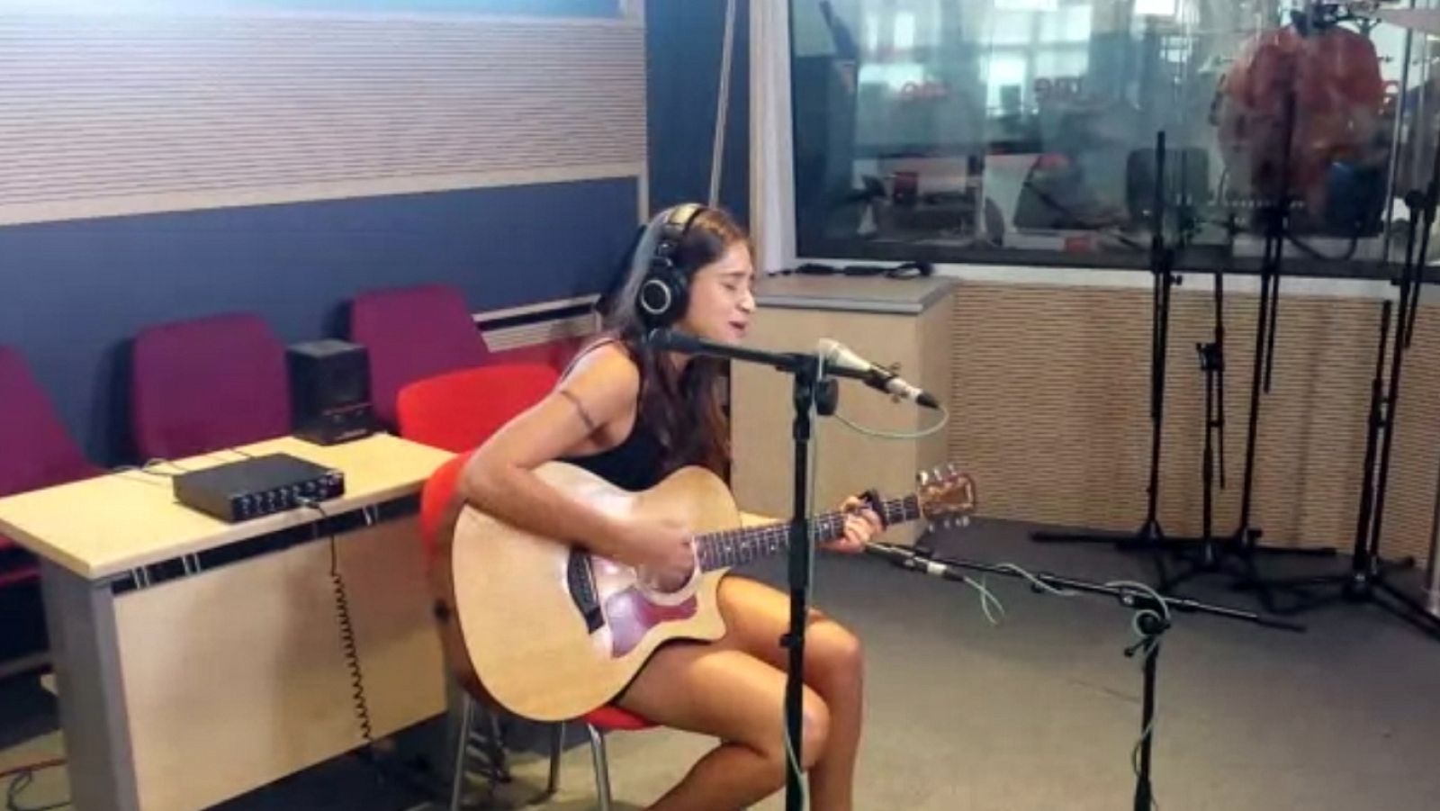 Las mañanas de RNE - Georgina interpreta en acústico "Supermujer" - Escuchar ahora