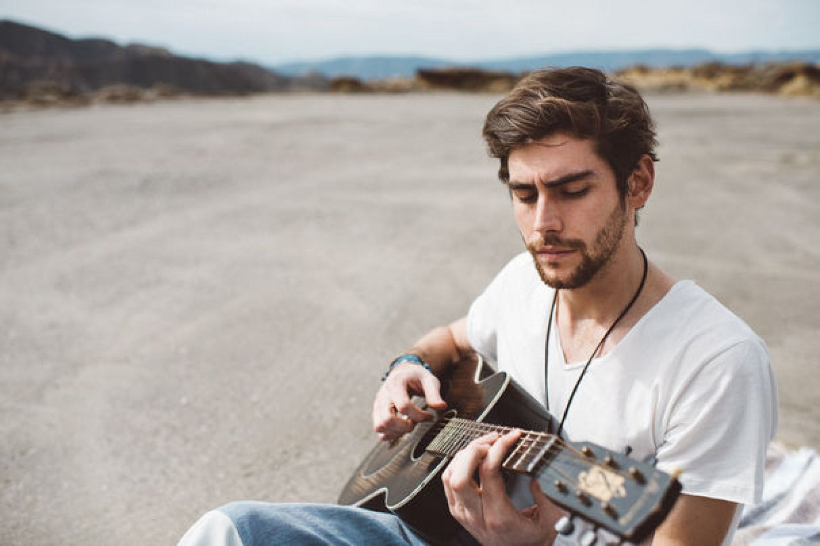 Las mañanas de RNE - Álvaro Soler interpreta en acústico su éxito europeo "Bajo el mismo sol" - Escuchar ahora