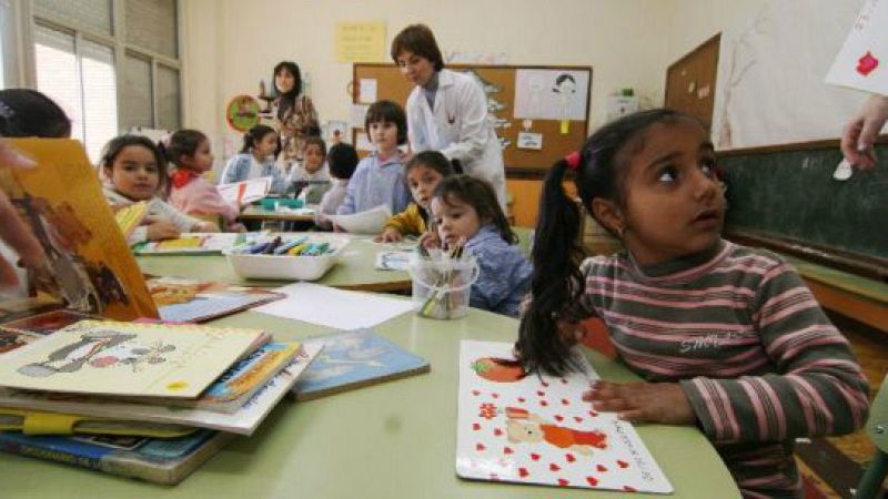 Entre paréntesis - El 64% de los jóvenes gitanos dejan la escuela antes de terminar la ESO - Escuchar ahora