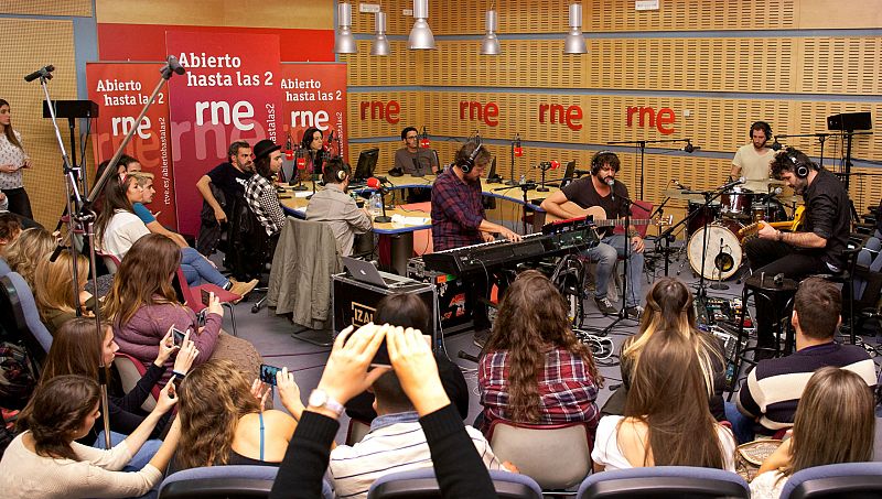 Abierto hasta las 2 - Izal - 25/10/15 - escuchar ahora