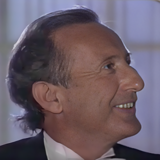 Intérpretes ante el micrófono: Manuel Carra