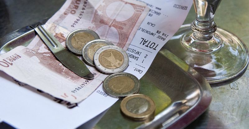 Diez minutos bien empleados - Propinas: ¿complemento para salarios bajos? - 09/11/15