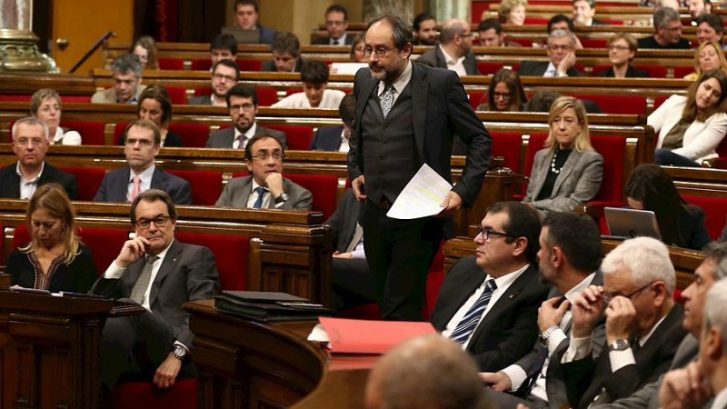 Boletines RNE - Mas deja la pelota de su investidura en el tejado de la CUP y asegura que no renuncia al proyecto independentista - Escuchar ahora
