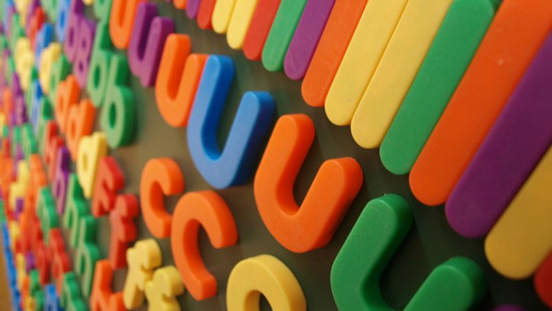 Entre paréntesis - 'Historias de palabras', un libro para descubrir su viaje en el tiempo y en el espacio - Escuchar ahora