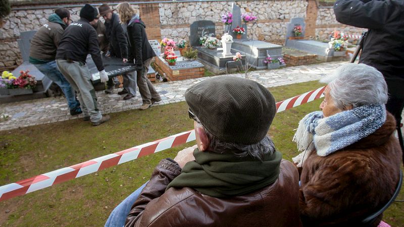 Entre paréntesis - Recupera los restos de su padre enterrado en una fosa común tras la Guerra Civil - Escuchar ahora