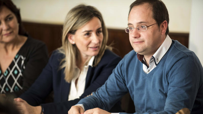 Boletines RNE - PSOE y Podemos se sientan por primera vez a negociar - Escuchar ahora