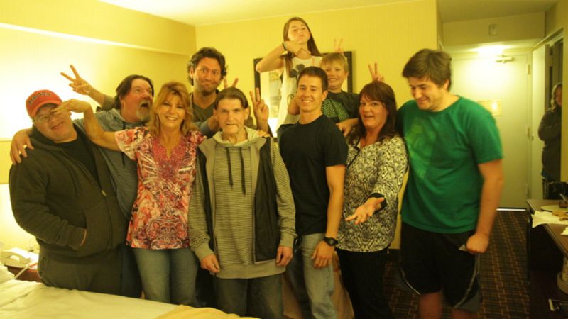 En la calle alguien - Miracle Messages. Reconectando a personas sin hogar con sus familias - Escuchar ahora