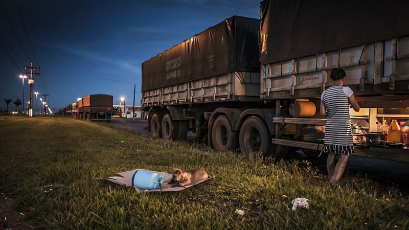 Mundo aparte - Historias de camioneros en la carretera de la soja - Escuchar ahora