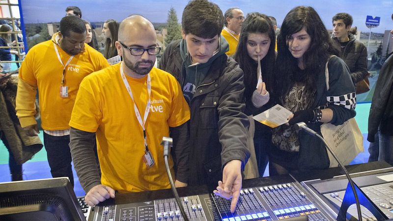 Entre paréntesis - Aula 2016 da a conocer toda la oferta docente - Escuchar ahora
