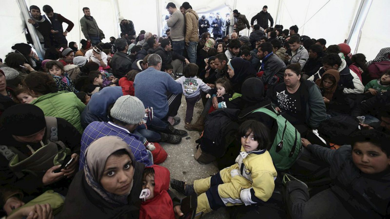 Boletines RNE - Merkel busca el apoyo de Hollande para afrontar la crisis de los refugiados - Escuchar ahora