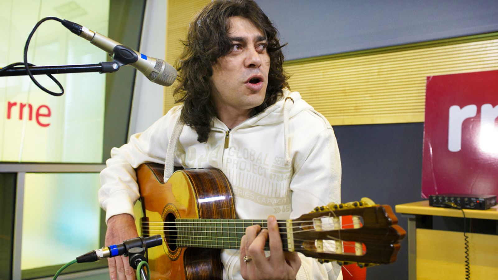 Javi Cantero interpreta en directo "El bamboleo" - Escuchar ahora