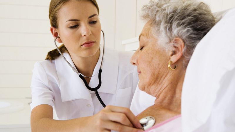 España vuelta y vuelta - Asistencia sanitaria gratuita ¿para todos? - Escuchar ahora