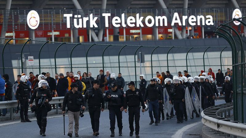 Turquía suspende "por seguridad" el Galatasaray-Fenerbahçe - Tablero deportivo | Escuchar