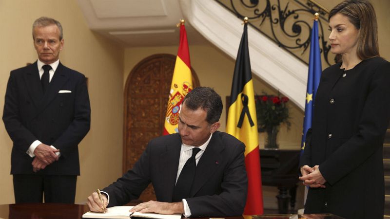 Boletines RNE - Los reyes firman en el libro de condolencias por las vctimas de Bruselas - 23/03/16 - Escuchar ahora