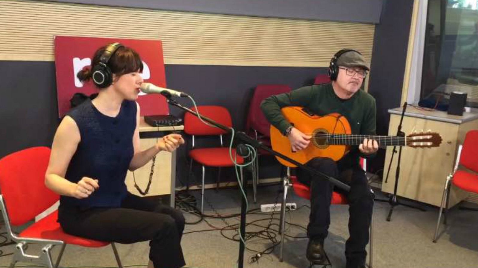 Las mañanas de RNE - María Berasarte interpreta "Sin mirar lo que me pongo" en directo - Escuchar ahora