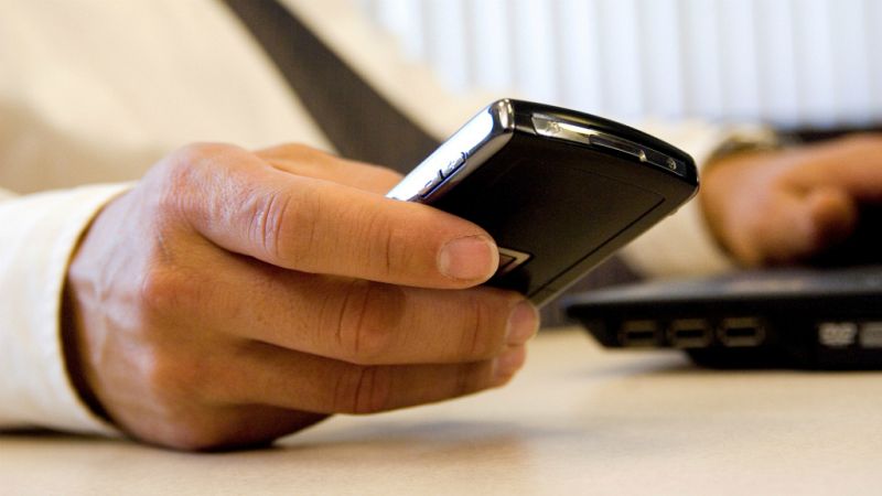 Entre paréntesis - Alertan de los fraudes a través de las aplicaciones de móvil - Escuchar ahora