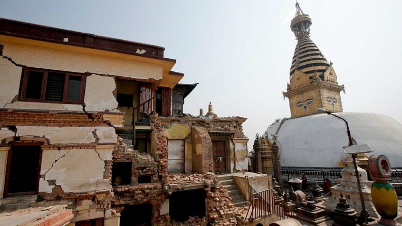 Entre paréntesis - Los huérfanos de Nepal, un año después del terremoto - 25/04/16