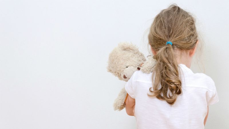 Entre paréntesis - Se incrementa el maltrato de menores en el seno familiar - Escuchar ahora