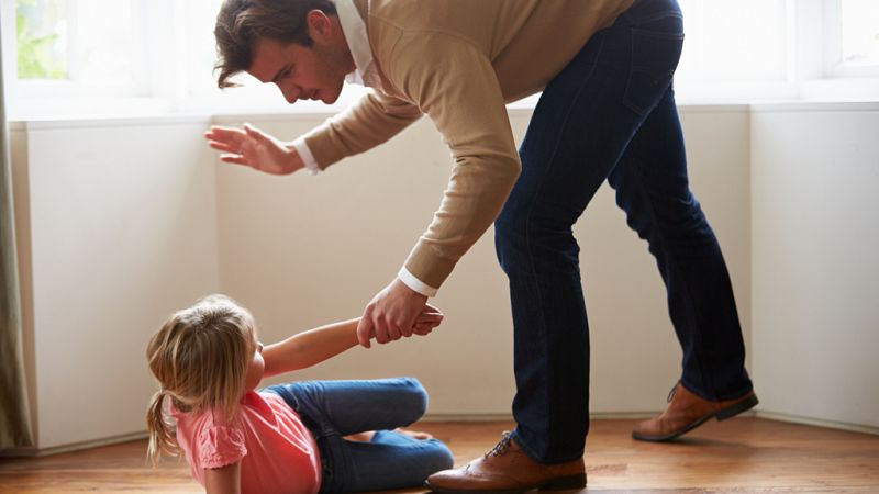 España vuelta y vuelta - Aumentan los casos de violencia contra menores en un 40% - Escuchar ahora